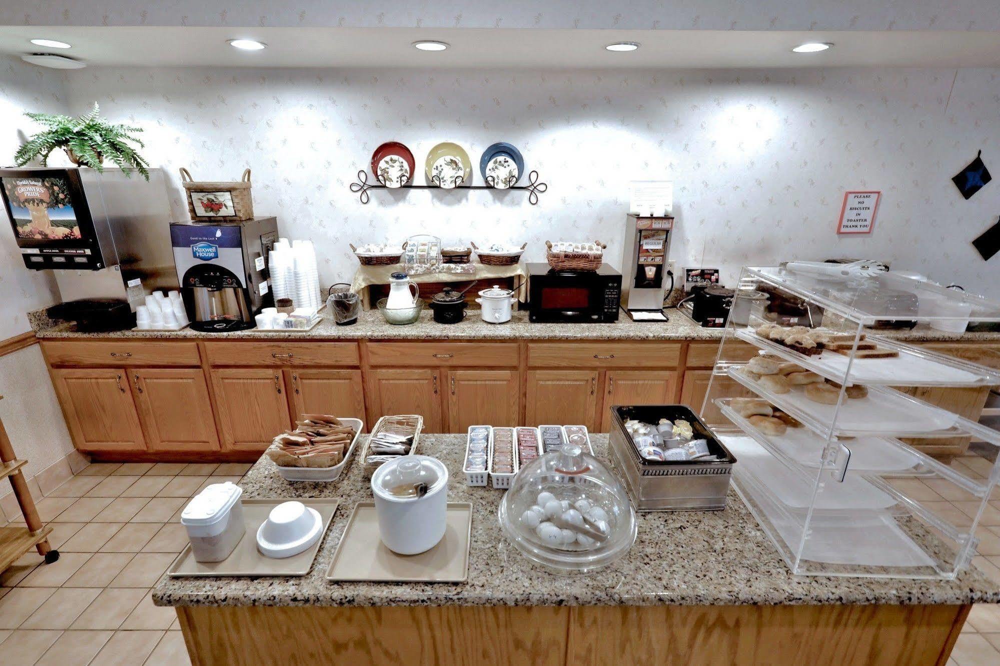 Lancaster Inn & Suites Manheim Esterno foto