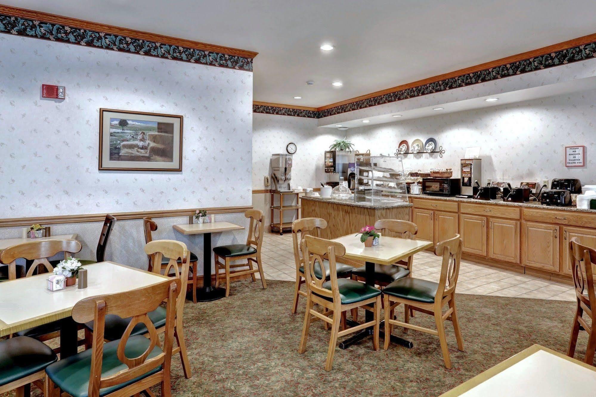 Lancaster Inn & Suites Manheim Esterno foto