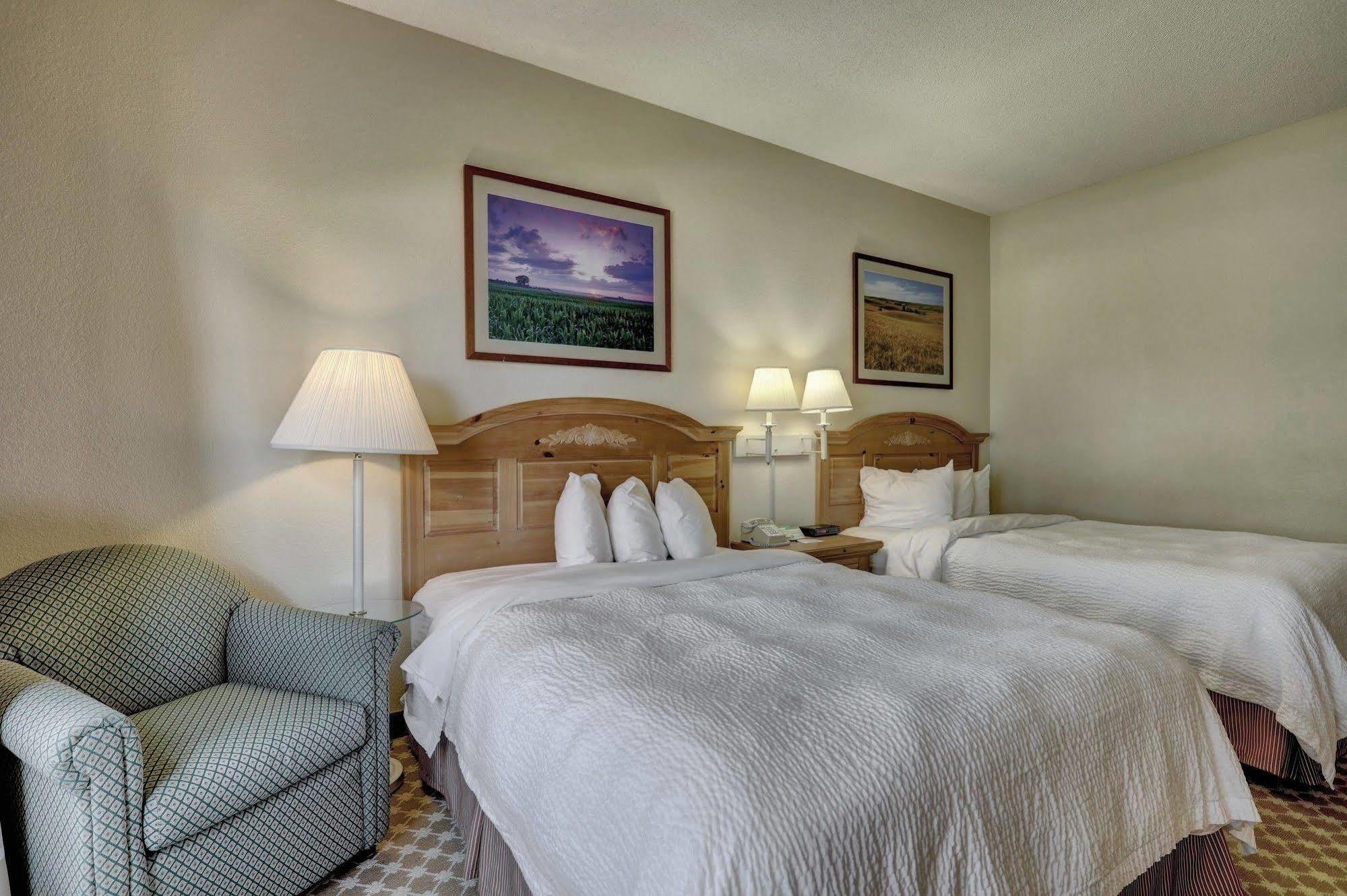 Lancaster Inn & Suites Manheim Esterno foto