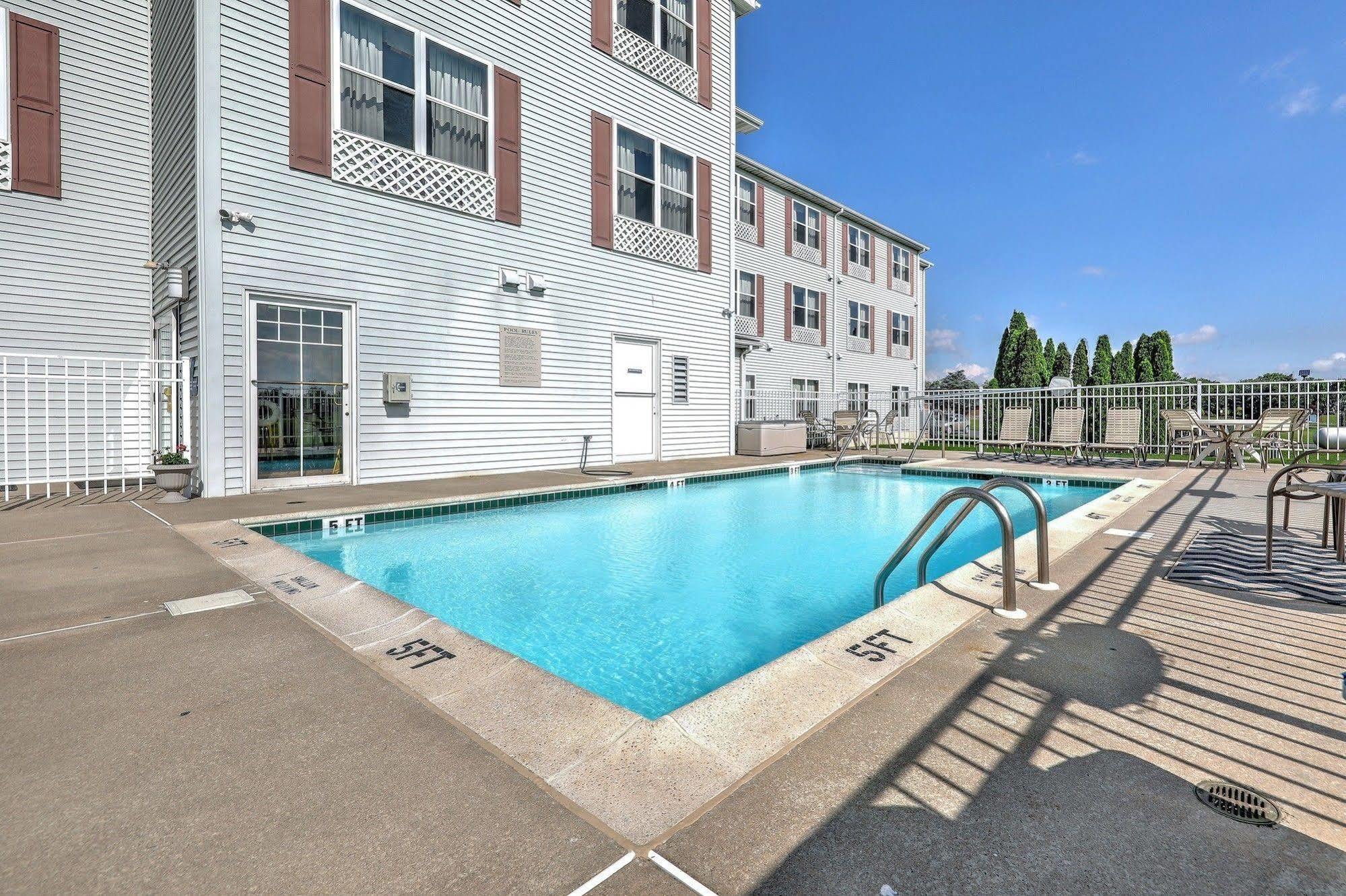 Lancaster Inn & Suites Manheim Esterno foto
